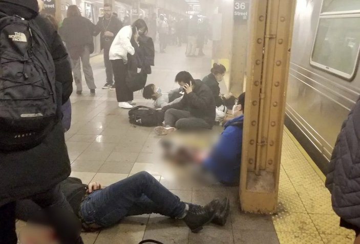 New York metrosuna yapılan saldırıdan ilk görüntüler