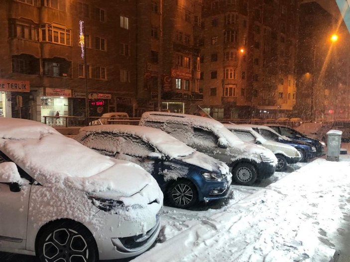 Erzurum’da Nisan ayında kar yağışı etkili oluyor