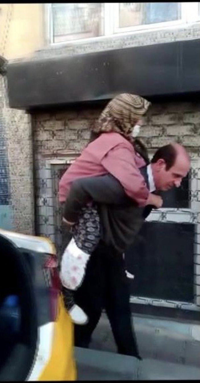 İstanbul'da taksici yaşlı kadını sırtında taşıdı
