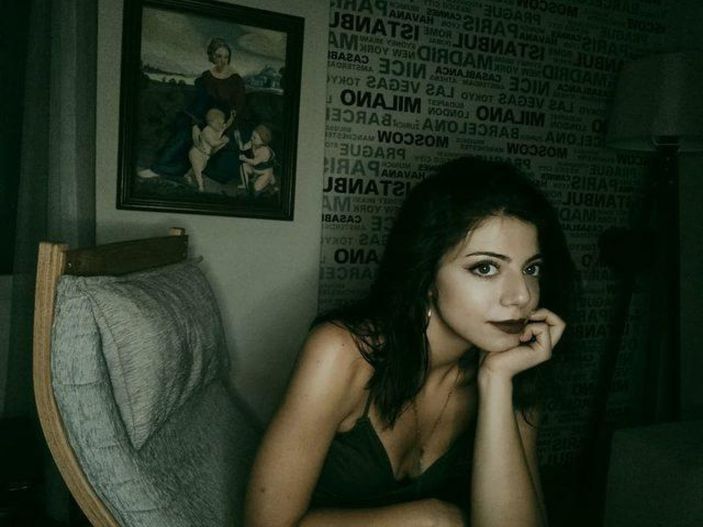 Gönül Dağı'nın Zeynep'i dekolteli pozları ve yemyeşil gözleriyle akılları baştan aldı! 'Sen ne güzelmişsin'