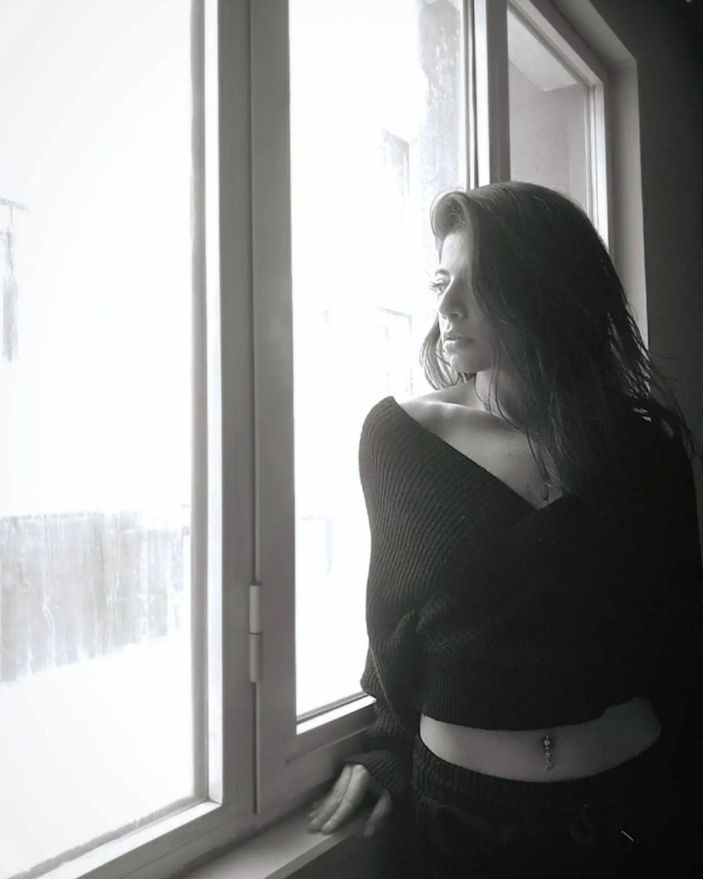 Gönül Dağı'nın Zeynep'i dekolteli pozları ve yemyeşil gözleriyle akılları baştan aldı! 'Sen ne güzelmişsin'