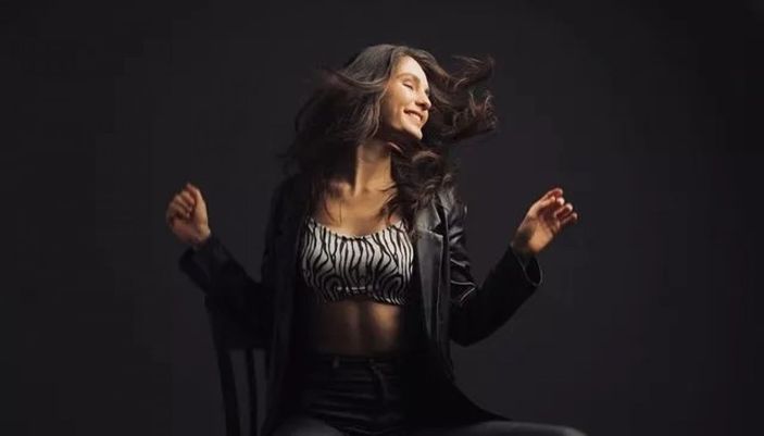 Gönül Dağı'nın Asya'sı yırtmaçlı elbisesiyle poz verdi, sosyal medya yıkıldı! 'Kız sen neymişsin böyle'