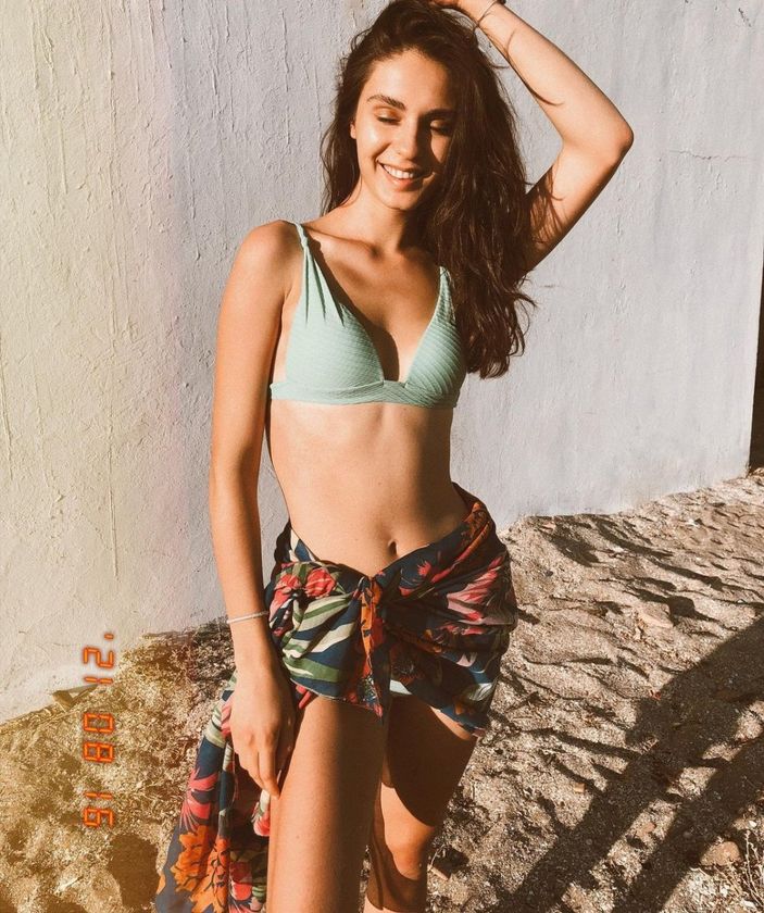 Gönül Dağı'nın Asya'sı yırtmaçlı elbisesiyle poz verdi, sosyal medya yıkıldı! 'Kız sen neymişsin böyle'