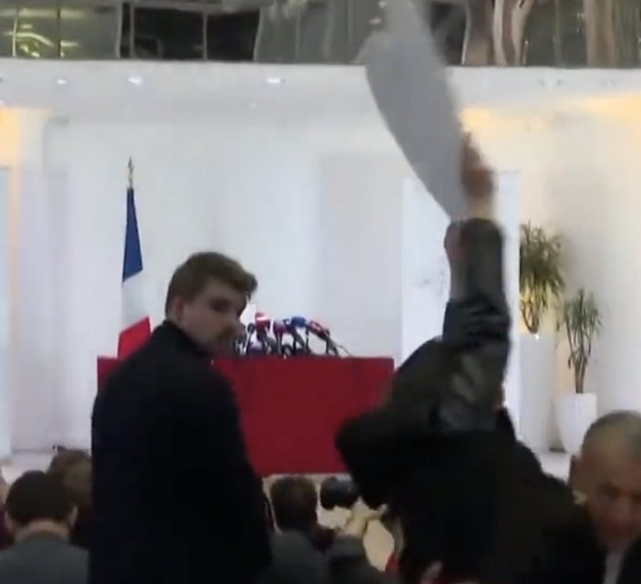 Le Pen’i protesto eden kadını sürükleyerek çıkardılar