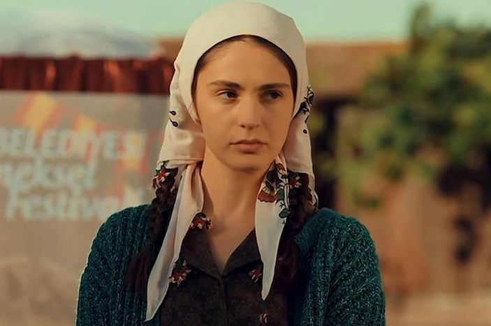 Gönül Dağı'nın Asya'sı yırtmaçlı elbisesiyle poz verdi, sosyal medya yıkıldı! 'Kız sen neymişsin böyle'