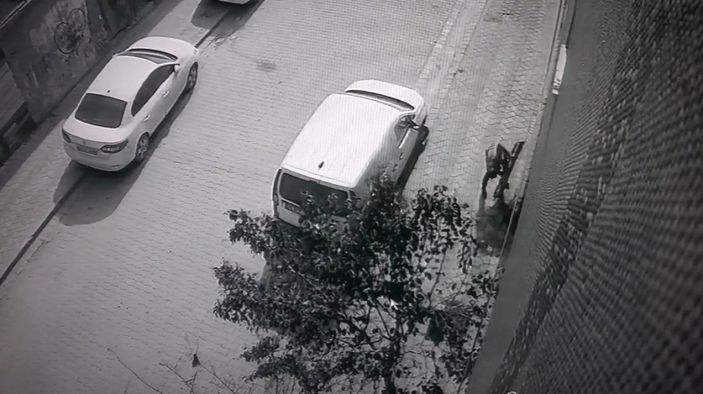 d Sultangazi'de yoldaki 70 kilogramlık demir kapağı, tek başına kaldırıp çaldı