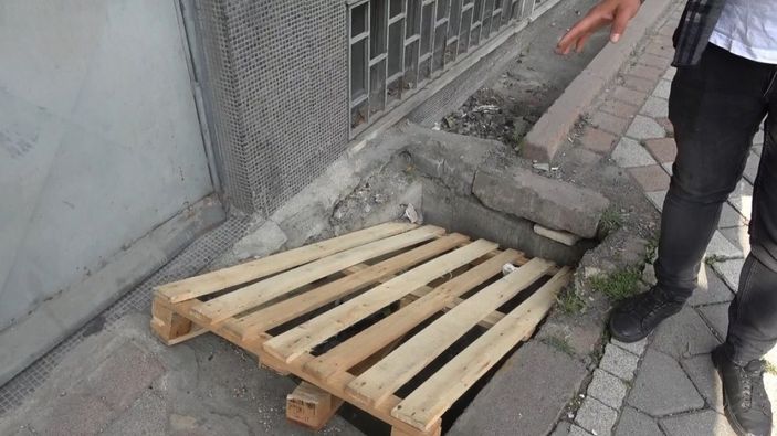 d Sultangazi'de yoldaki 70 kilogramlık demir kapağı, tek başına kaldırıp çaldı