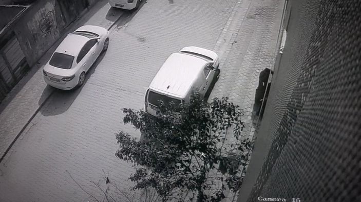 d Sultangazi'de yoldaki 70 kilogramlık demir kapağı, tek başına kaldırıp çaldı