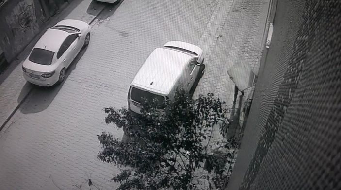 d Sultangazi'de yoldaki 70 kilogramlık demir kapağı, tek başına kaldırıp çaldı