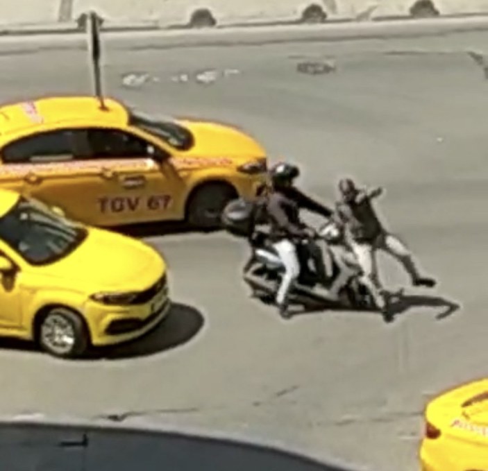 Zeytinburnu'nda motosikletli sürücü taksiciyi ezmeye çalıştı