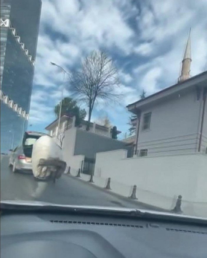 Ümraniye'de kağıt toplayıcı çocuğun arabasını çeken sürücü