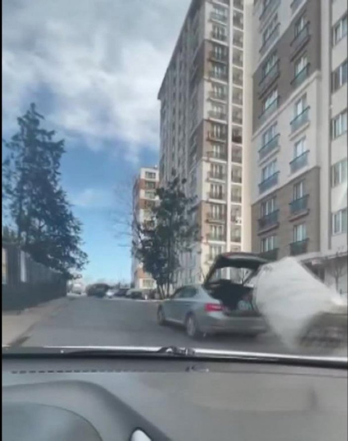 Ümraniye'de kağıt toplayıcı çocuğun arabasını çeken sürücü