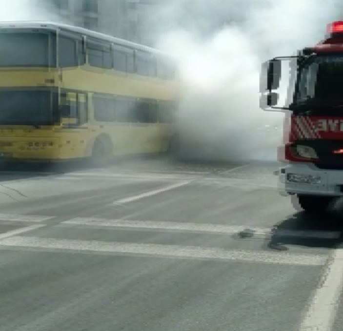 Beyoğlu’nda, çift katlı İETT otobüsünde yangın çıktı