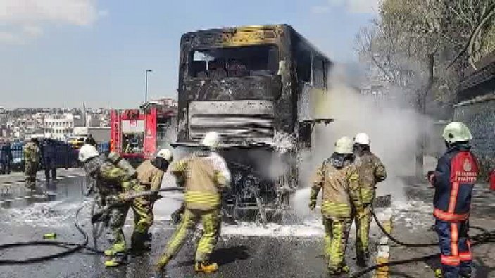 Beyoğlu’nda, çift katlı İETT otobüsünde yangın çıktı