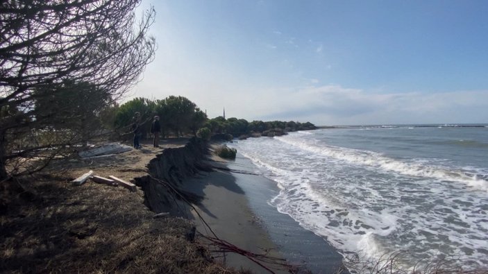 Samsun'da dalgalar kıyıyı aşındırdı, deniz evlere yaklaştı
