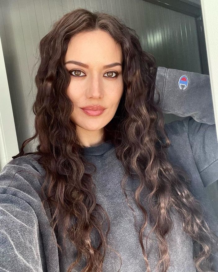 Burak Özçivit'in gözbebeği Fahriye Evcen iddialı pozlarıyla ortalığı yaktı geçti! 'İnsan utanır biraz ya'