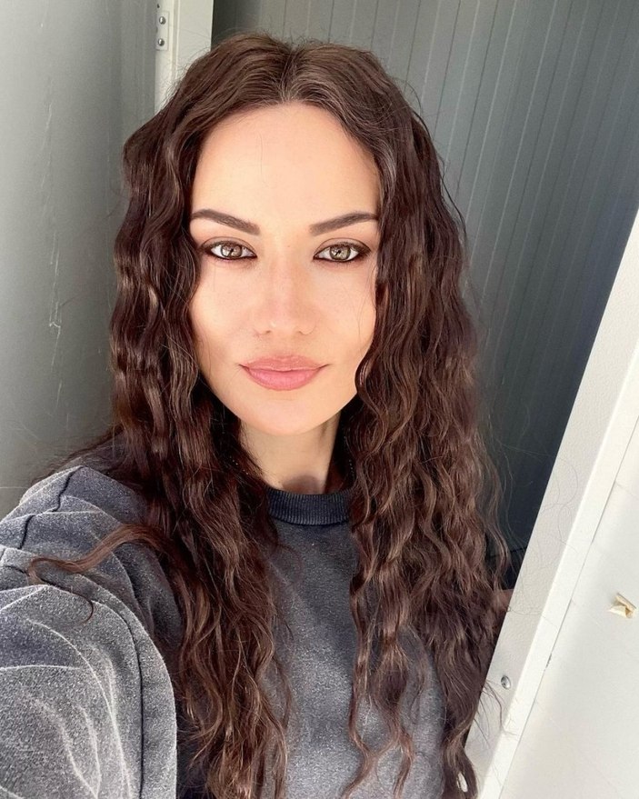 Burak Özçivit'in gözbebeği Fahriye Evcen iddialı pozlarıyla ortalığı yaktı geçti! 'İnsan utanır biraz ya'
