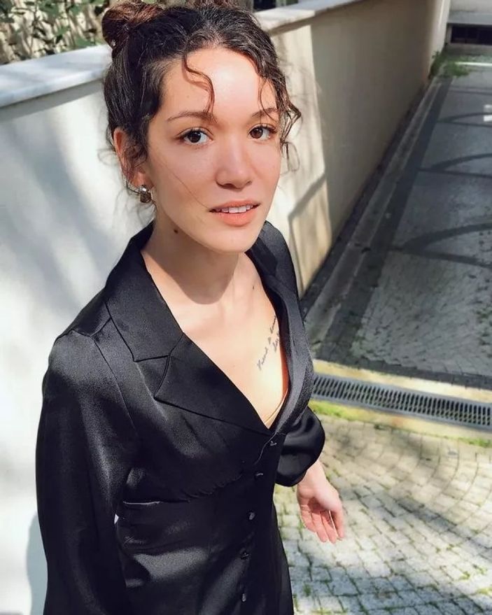 Hazal Subaşı dekolteli ve mini etekli pozlarıyla akılları baştan aldı! 'Aman Rabbim bu nasıl güzellik'