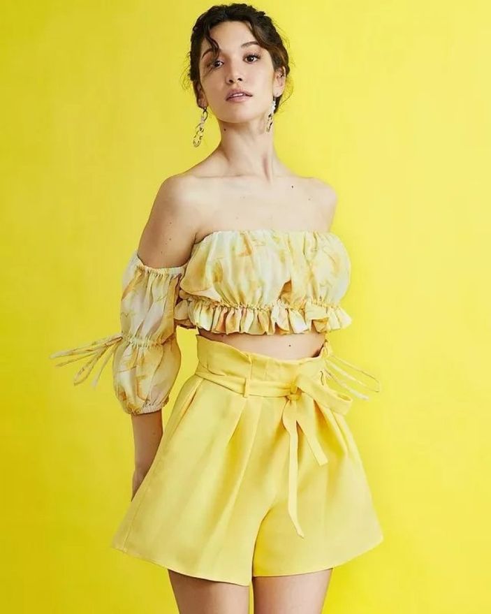 Hazal Subaşı dekolteli ve mini etekli pozlarıyla akılları baştan aldı! 'Aman Rabbim bu nasıl güzellik'