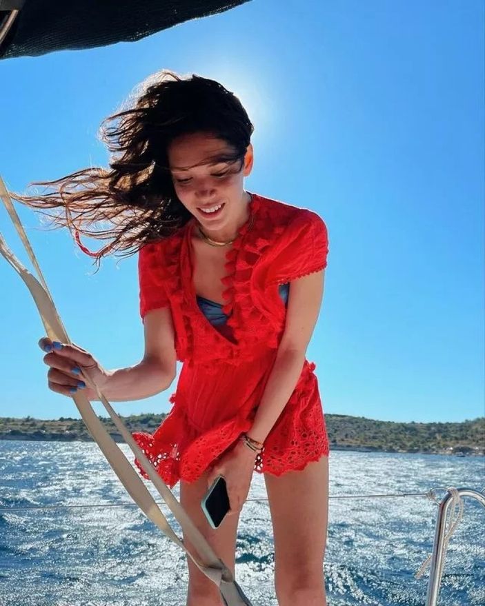 Hazal Subaşı dekolteli ve mini etekli pozlarıyla akılları baştan aldı! 'Aman Rabbim bu nasıl güzellik'