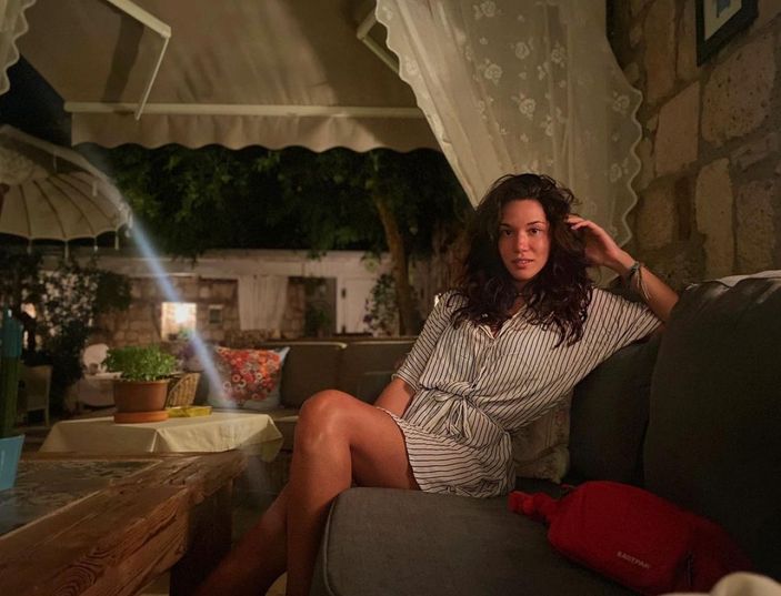 Hazal Subaşı dekolteli ve mini etekli pozlarıyla akılları baştan aldı! 'Aman Rabbim bu nasıl güzellik'