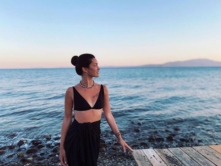 Hazal Subaşı dekolteli ve mini etekli pozlarıyla akılları baştan aldı! 'Aman Rabbim bu nasıl güzellik'