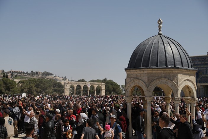60 bin Müslüman, Mescid-i Aksa'da cuma namazı kıldı