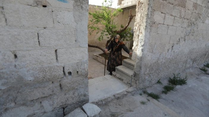 Suriye'de eşini ve 5 çocuğunu kaybeden Ayşe nine evine kapı yapılmasını istiyor