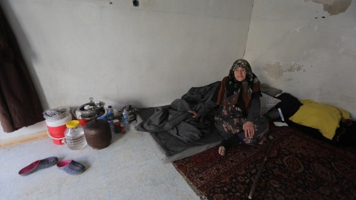 Suriye'de eşini ve 5 çocuğunu kaybeden Ayşe nine evine kapı yapılmasını istiyor