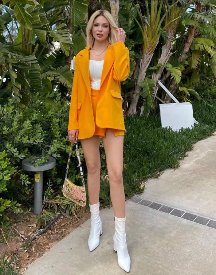 'Metin sevgilin giyinmeyi unutmuş..' Arka Sokaklar Metin'in sarışın sevgilisi kısacık eteğiyle büyüledi!