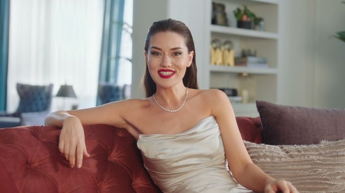 Fahriye Evcen'in kırmızı dudakları ve derin dekoltesi 'Burak aklını kaçıracak' dedirtti! 'Osman Bey'in hatunu'