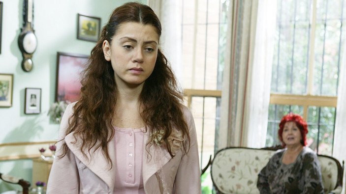 Yaprak Dökümü'nün Leyla'sı derin dekoltesi ile özgüven tazeledi! 'Bu şov Ramazan'a fazla değil mi?'