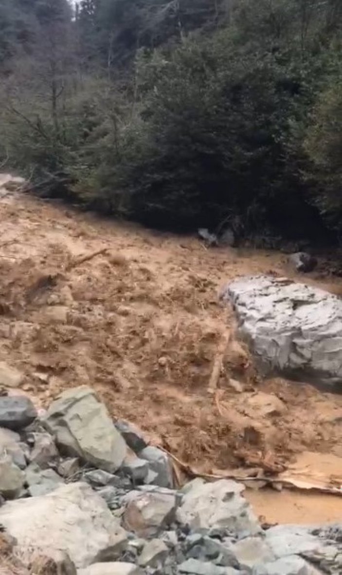 Rize'de heyelan yolu ulaşıma kapadı