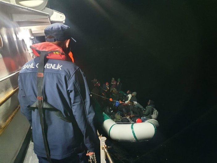 İzmir'de 53 düzensiz göçmen kurtarıldı