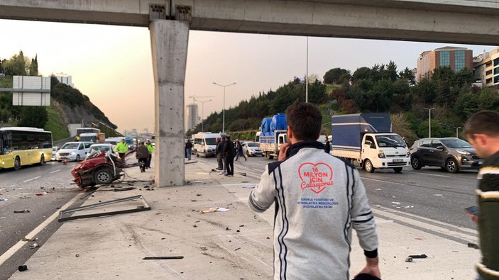 Kadıköy’de çevik kuvvet polisinin otomobili ikiye bölündü