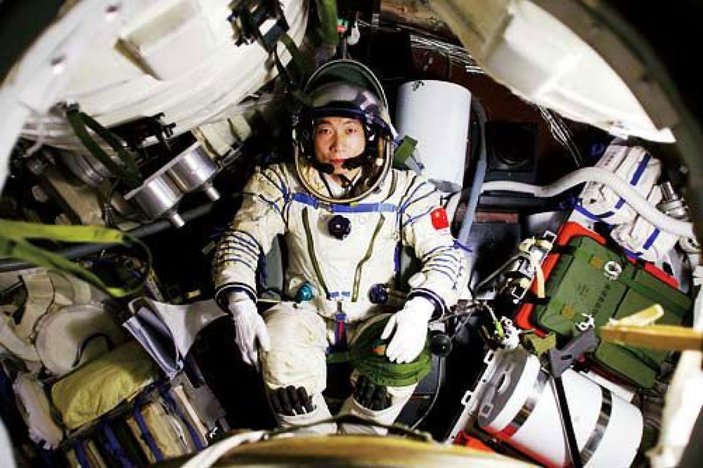Çin uzay istasyonundaki taykonot ekibi Dünya'ya geri döndü