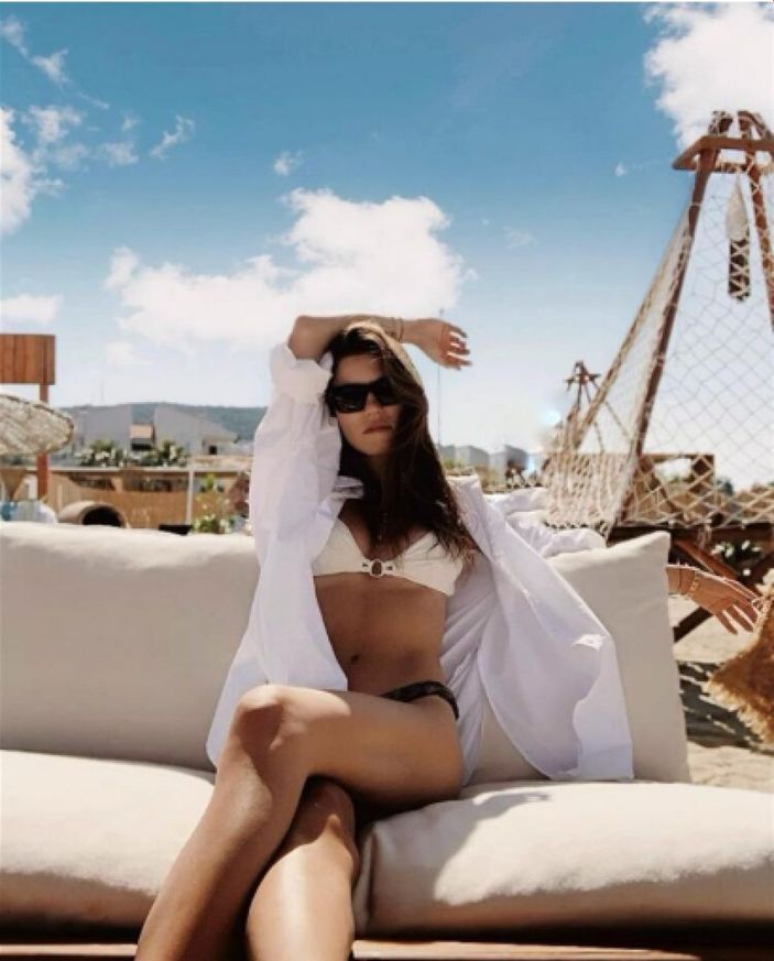 'Aman Rabbi bu ne güzellik' Arka Sokaklar'ın Zeliş'i gömleğini açtı, sere serpe uzandı! 'Hüsnü'nün kızına bak'