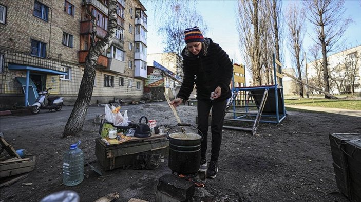 Borodyanka'da yaşayan Ukraynalılar, yemeklerini sokakta pişiriyor