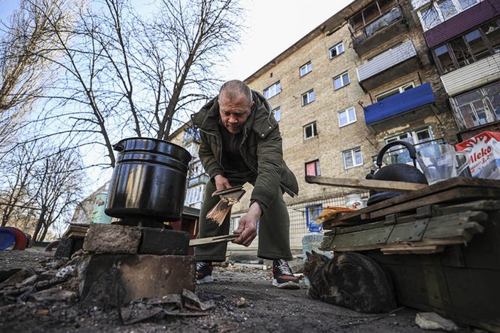 Borodyanka'da yaşayan Ukraynalılar, yemeklerini sokakta pişiriyor