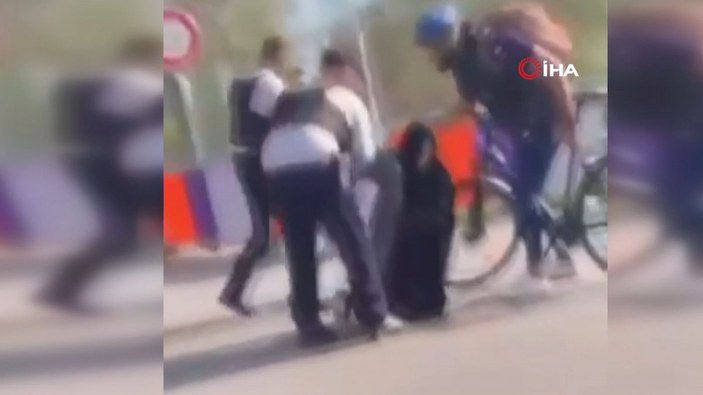 Fransa'da polis başörtülü kadınları darbetti