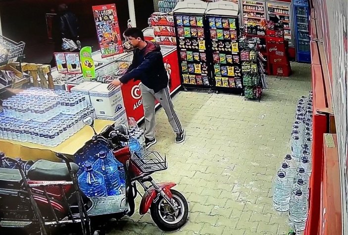 Bursa'da marketten erzak yardım kolisi çaldı, kameraya yakalandı
