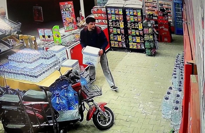 Bursa'da marketten erzak yardım kolisi çaldı, kameraya yakalandı