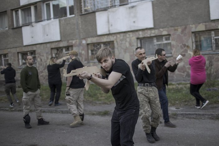 Lviv'de gönüllü savaşçılar eğitim alıyor