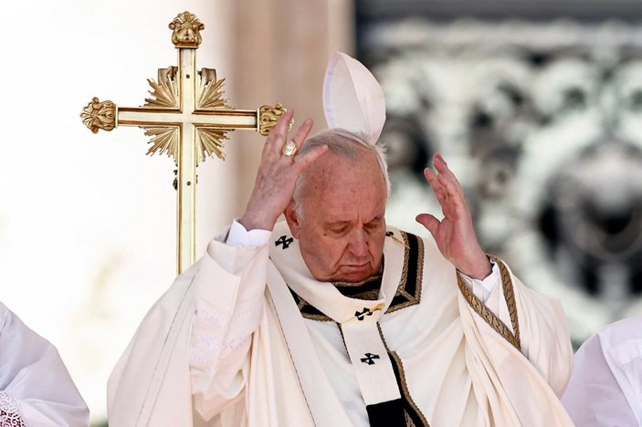 Papa'nın şapkası, Paskalya ayininde uçtu