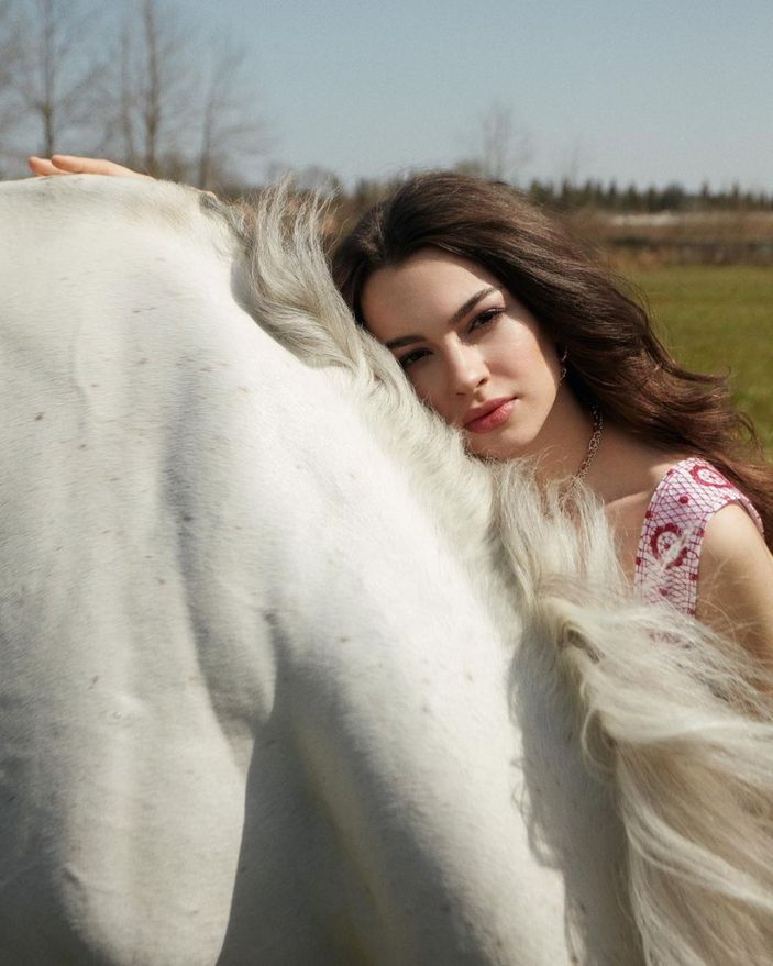 Kardeşlerim'in Asiye'si bembeyaz atla poz verdi, ortalığı yaktı geçti! 'Aman Rabbim bu nasıl güzellik'