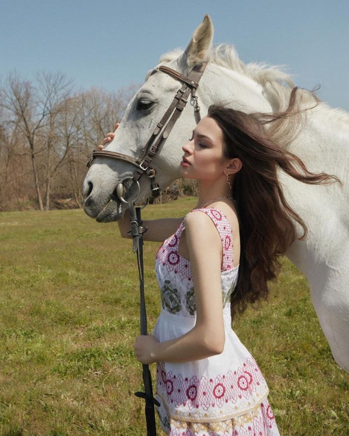 Kardeşlerim'in Asiye'si bembeyaz atla poz verdi, ortalığı yaktı geçti! 'Aman Rabbim bu nasıl güzellik'