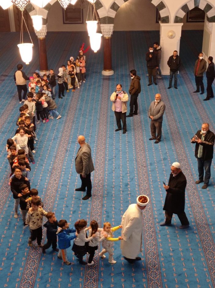 Camileri çocuk sesiyle güzelleştiren imam, teravih trenini büyütüyor