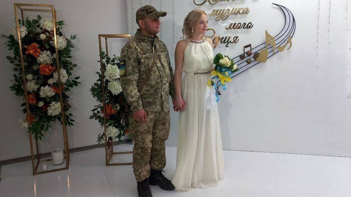 Ukraynalı çifte Rus zırhlısından gelin arabası