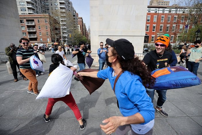 New York'ta yastık savaşı düzenlendi