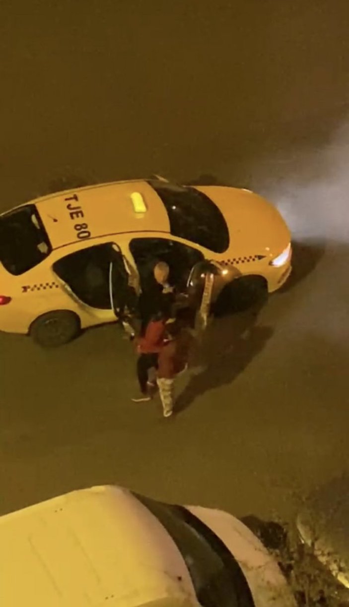 İstanbul'da taksici, yabancı çifti bıçakla tehdit etti